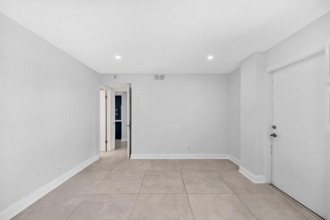 Building Photo - 3051 NE 48th St