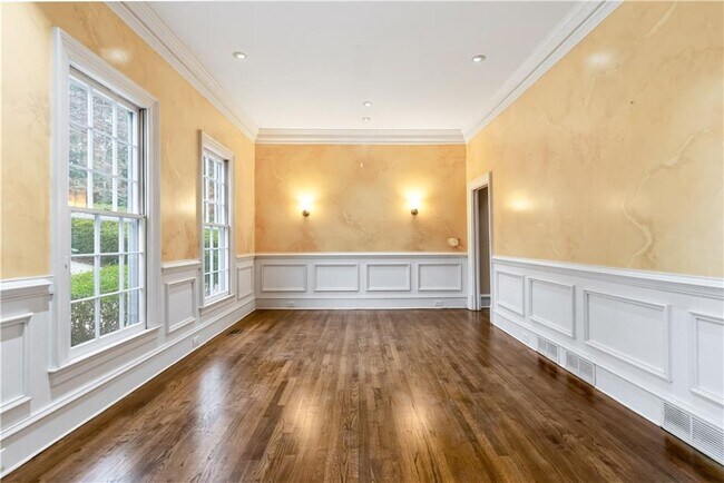 Building Photo - 430 W Wesley Rd NW