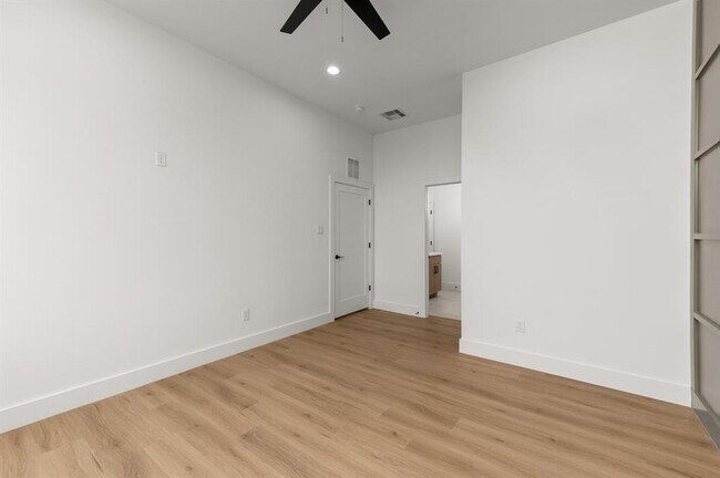 Building Photo - 1805 Sakowitz St
