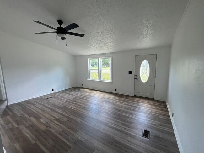 Building Photo - 3/2/1 on over 1/2 Acre