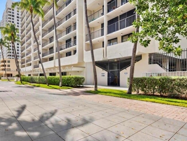 Building Photo - 2625 Collins Ave