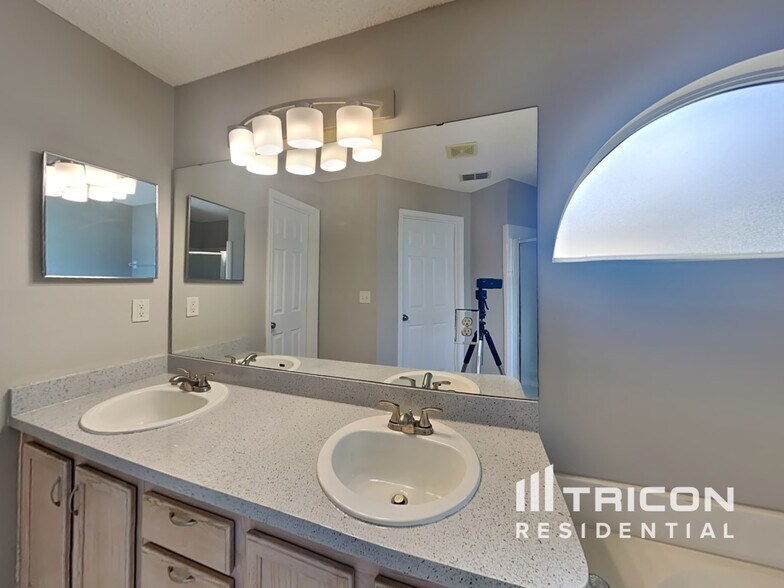Building Photo - 3397 Westfield Dr