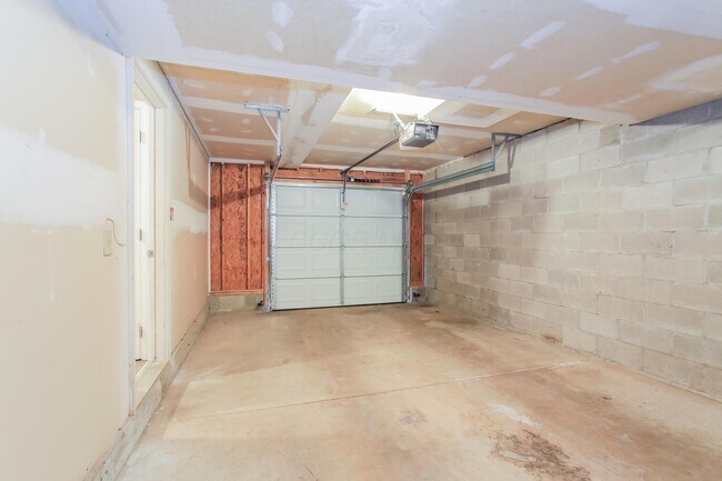 Building Photo - 1527 Berkhard Dr