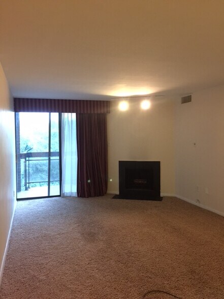 Living room - 600 21st St NW