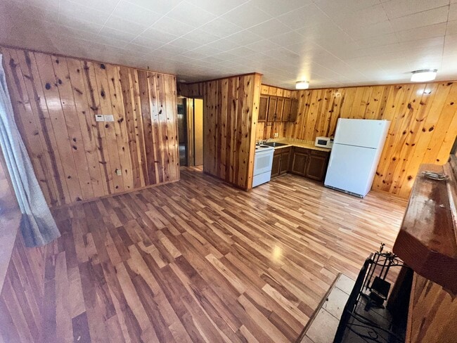 Building Photo - 237 E White Mountain Blvd