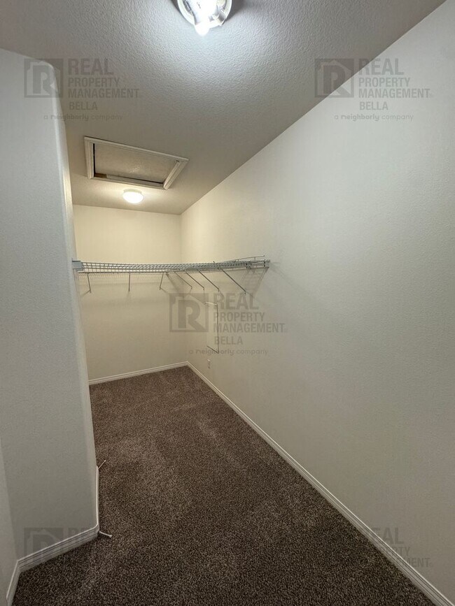 Building Photo - Huge Kitchen, Downstairs Bedroom, and More...