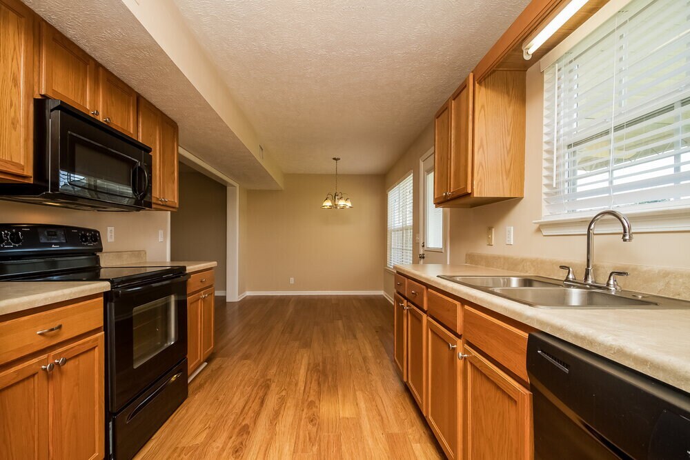 Building Photo - 1611 St Andrews Dr