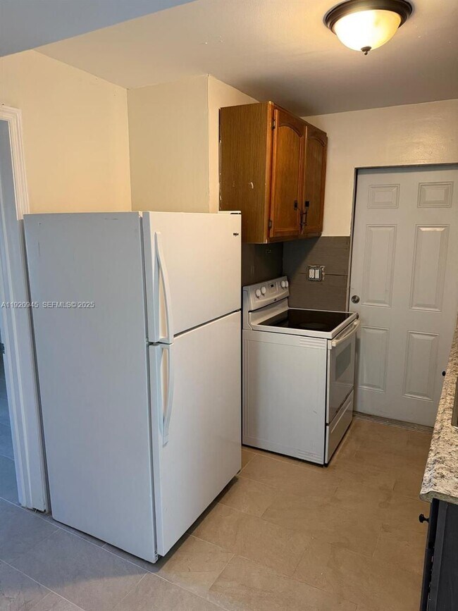 Building Photo - 631 NW 17th Ave