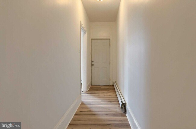 Building Photo - 825 Scull St