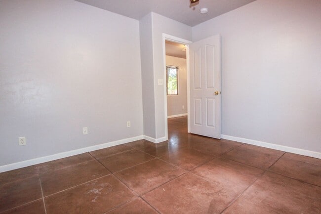 Building Photo - 202 Robinson Dr