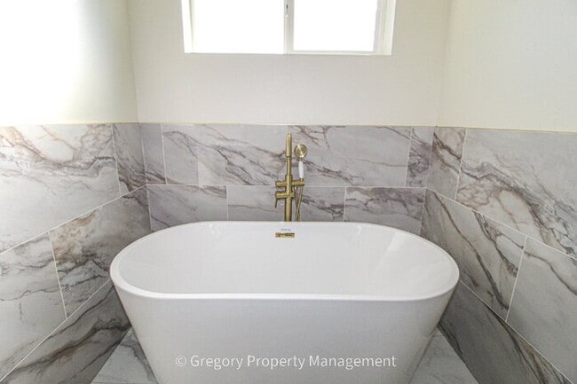 Building Photo - Beautiful and Modern Two-Story Home in Great Millcreek Location! 3 Bedrooms, 2.5 Bathrooms, Spaci...