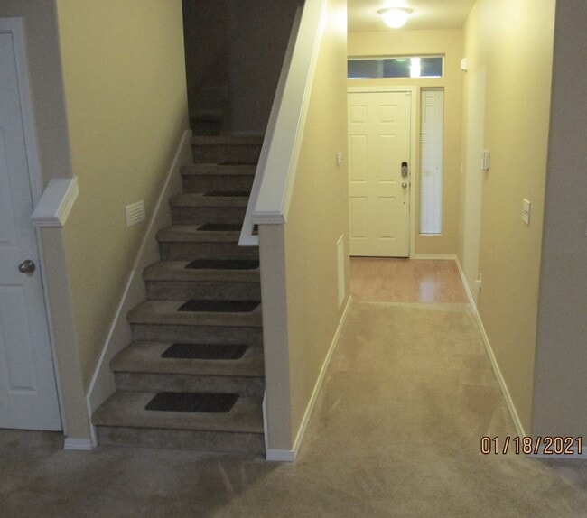 Building Photo - 4 Br 2.5 bth Plus Loft!  Large Rooms, 2 ca...