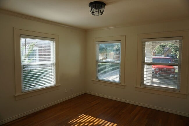 Building Photo - 2618 22