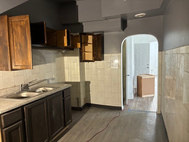 Building Photo - 156 E 107th St