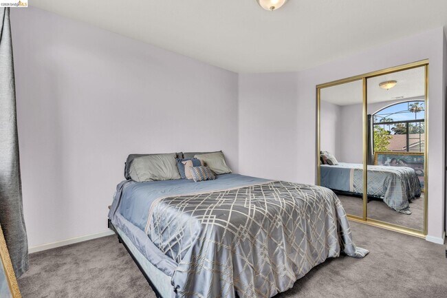 Building Photo - 5640 Edgeview Dr