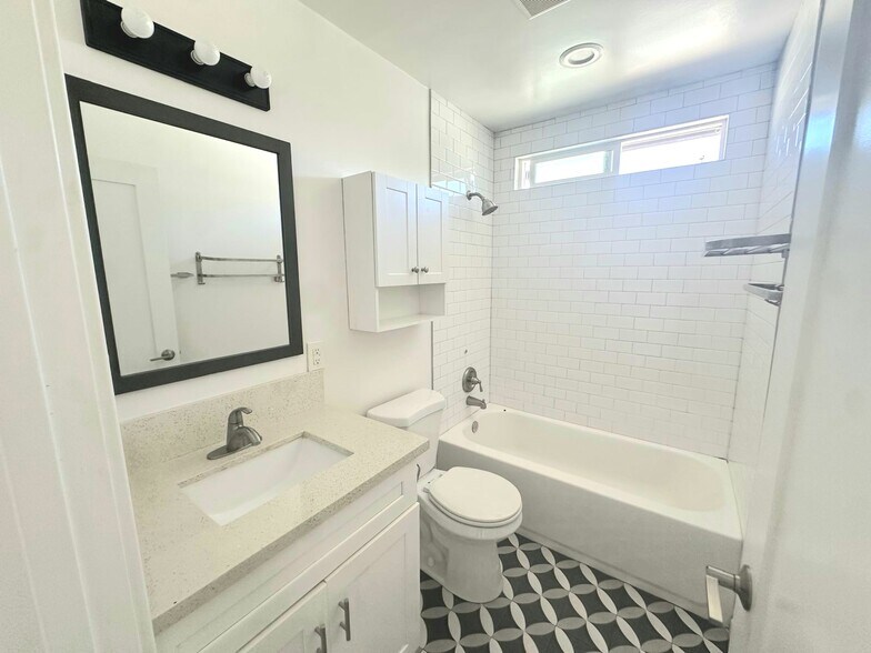 Bathroom - 5256 Meridian St