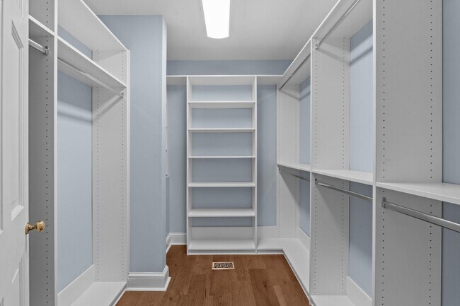 Building Photo - 5704 Woodside Ave