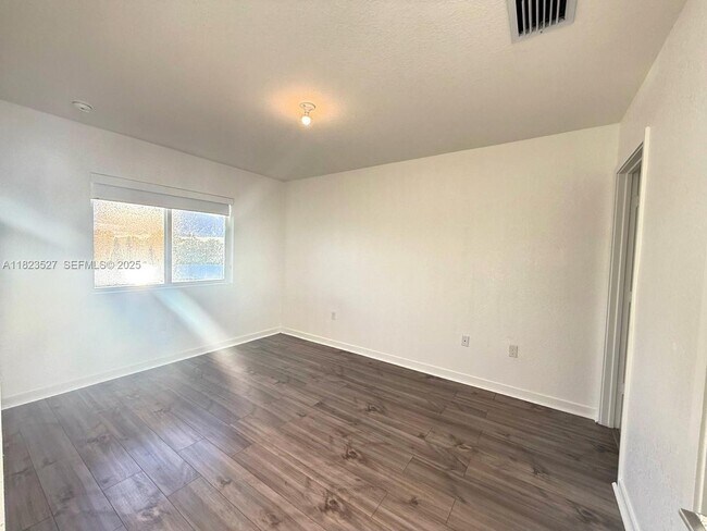 Building Photo - 1178 SE 23rd Ave