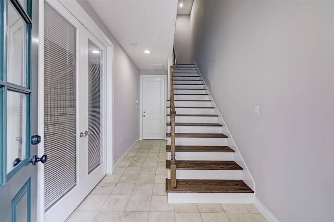 Building Photo - 3245 Maxroy St