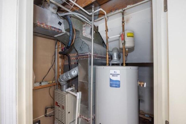 Building Photo - 9619 Outlook Dr