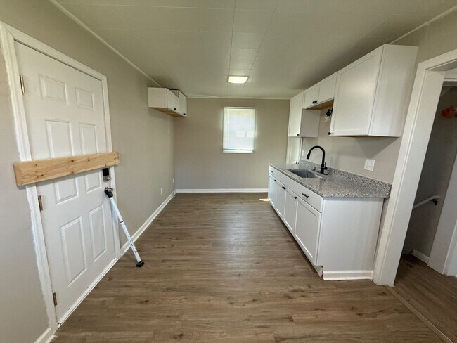 Building Photo - Renovated 3-Bedroom Home – We Welcome Sect...
