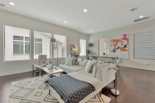 Building Photo - 3210 N MacGregor Way