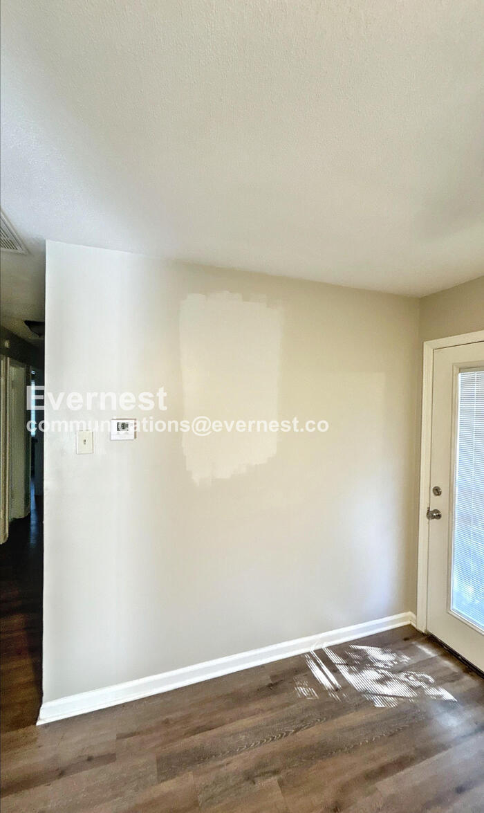 Building Photo - 1582 Custer Dr