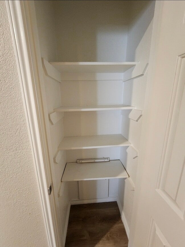 Building Photo - 3 bed 2 bath, move in ready!