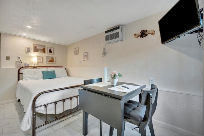 Building Photo - 4213 E Yukon St