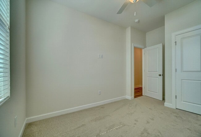 Building Photo - 3-Bedroom Townhome w/Attached Garage! Avai...
