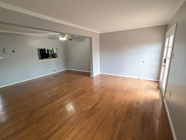 Building Photo - Beautifully maintained townhouse in Tuscar...