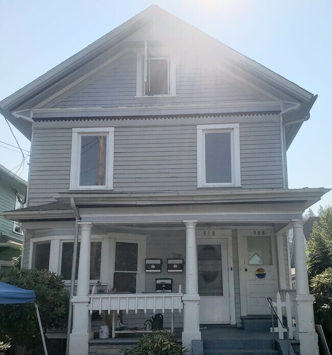 Primary Photo - 3 Bedroom Near Elevator and Downtown Orego...