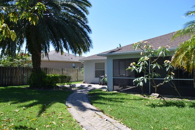Building Photo - 1074 SW Janar Ave