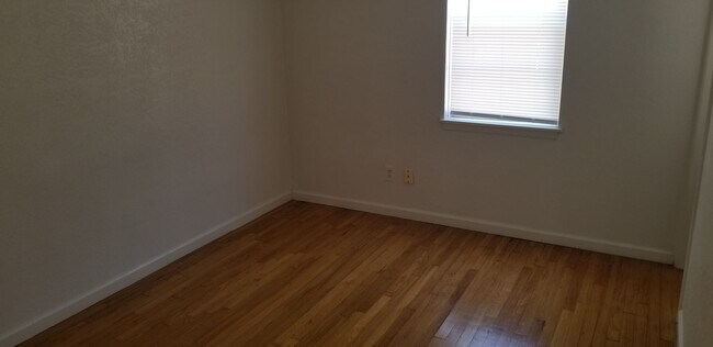 Building Photo - Super cute 3/1.5