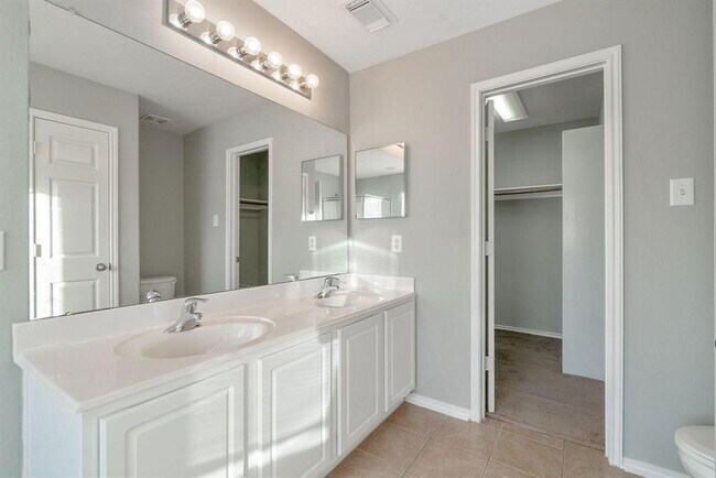Building Photo - 17139 Oakwood Chase Dr