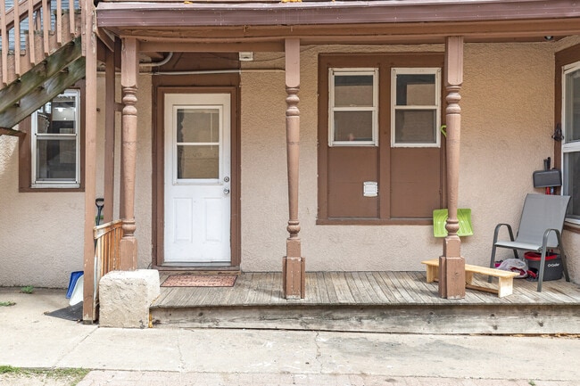 Building Photo - 921 20th Ave NE