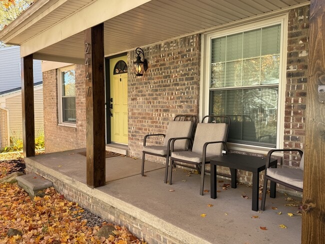 Building Photo - 2447 Roanoke Dr