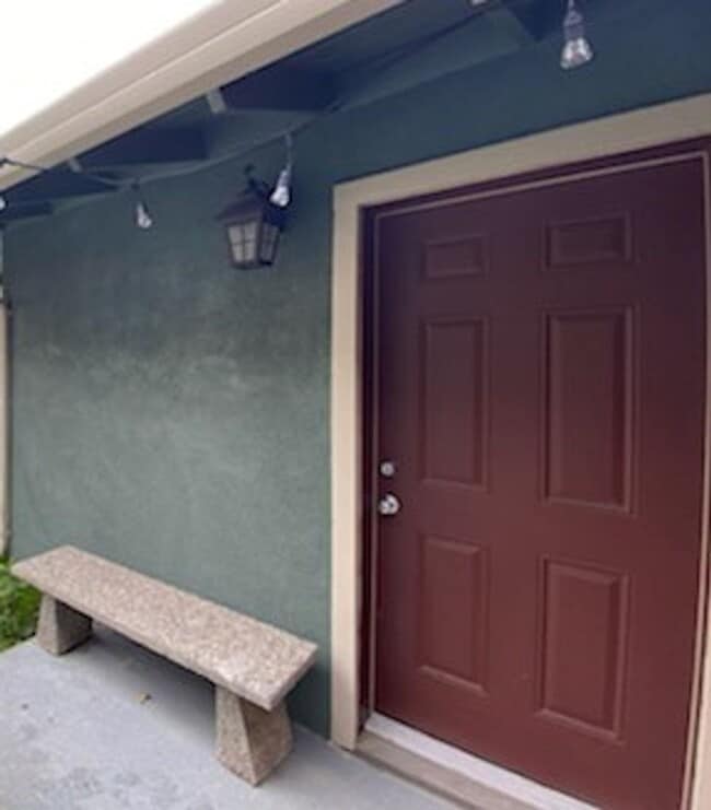 Building Photo - Spacious ADU -  nearly new appliances, flo...