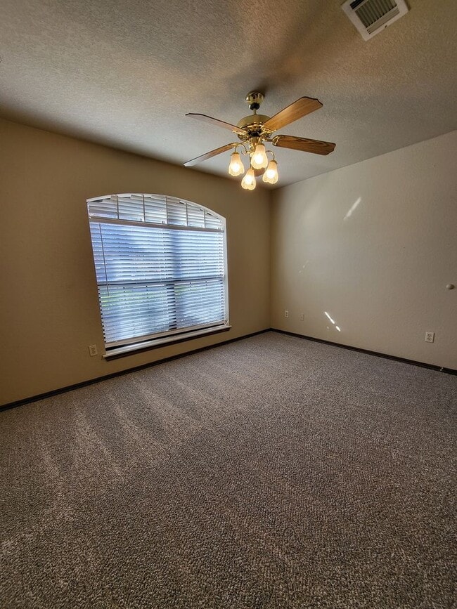Building Photo - (3) Bed/(2.5) Bath with over 2000sqft in Blanchard Avail NOW!