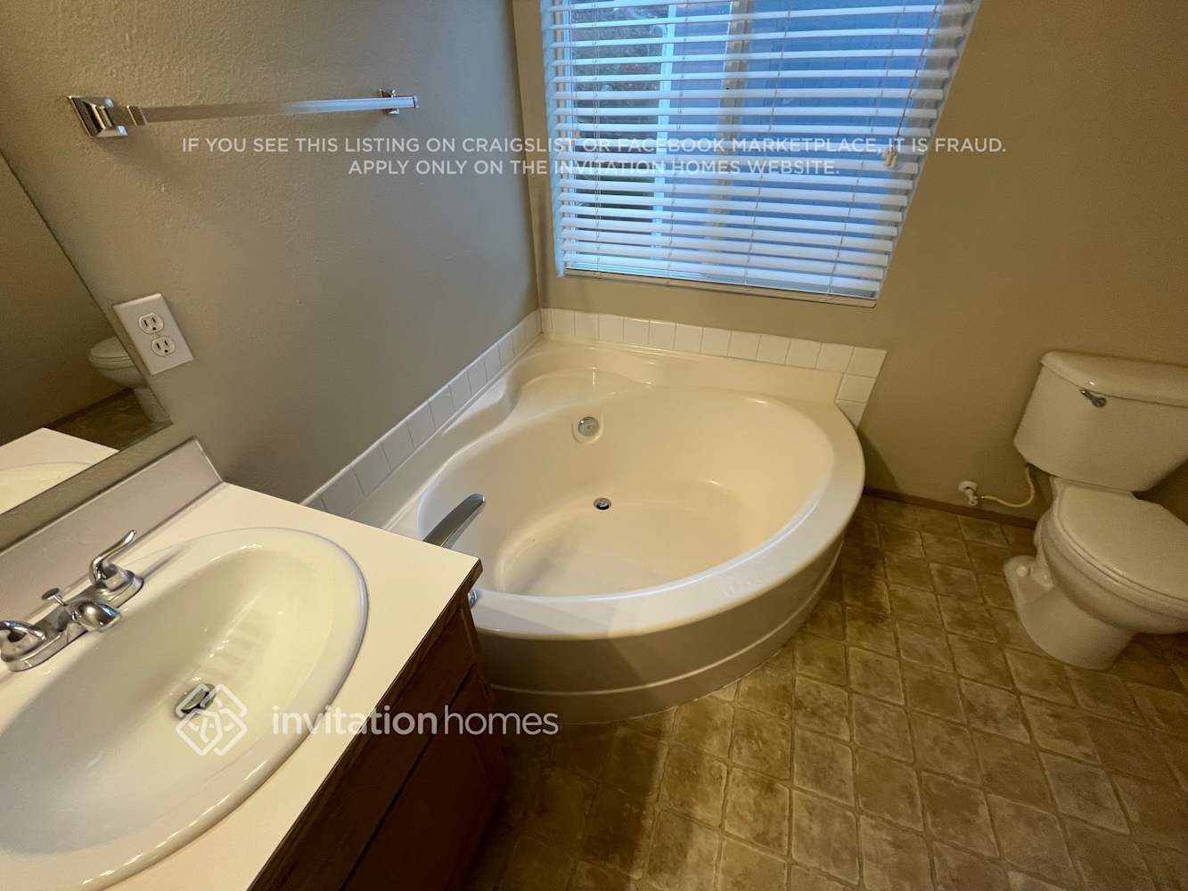 Building Photo - 14904 Woodland Ave E