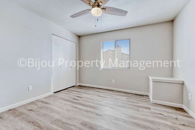 Building Photo - Completely Renovated Townhome