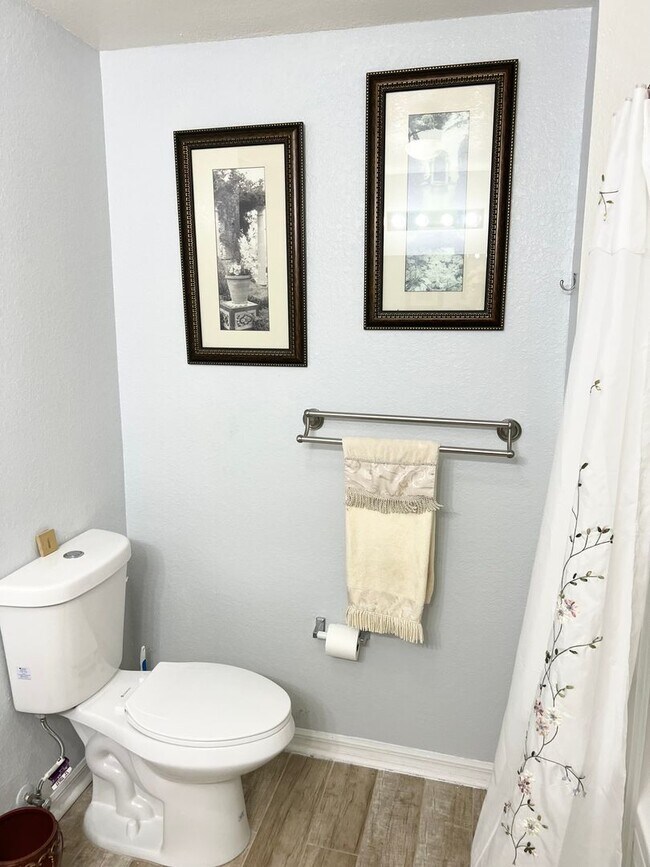 Building Photo - Fully Furnished 4 Bedroom 3 Bath Townhome ...