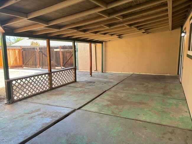 Building Photo - Terrific Brentwood location at the end of ...