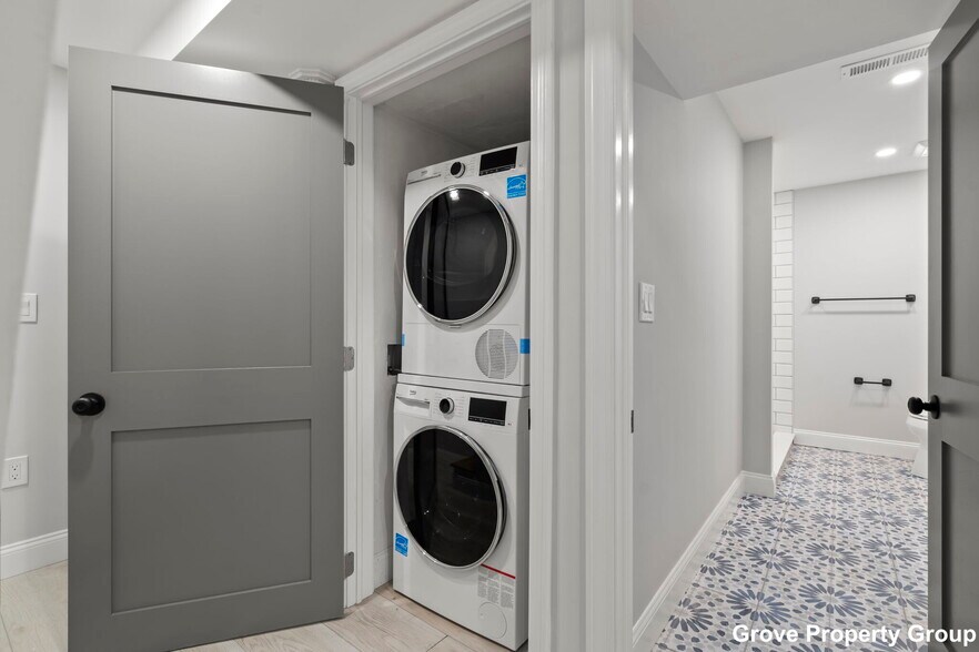 Building Photo - 531 E 5th St