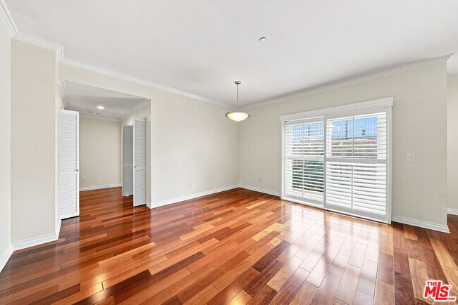 Building Photo - 956 S Wilton Pl