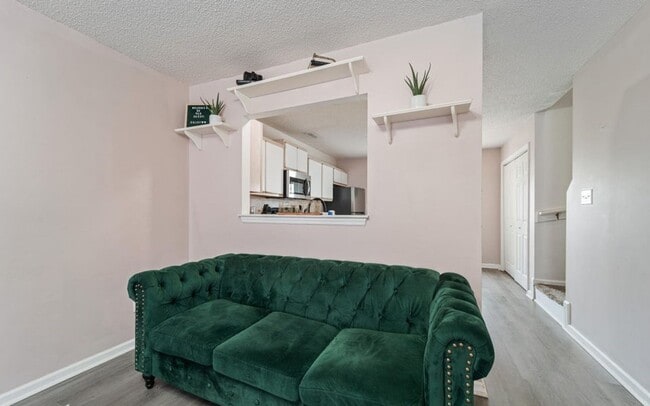 Building Photo - 2BR/2.5 Bath Townhome Minutes to Camp Lejuene