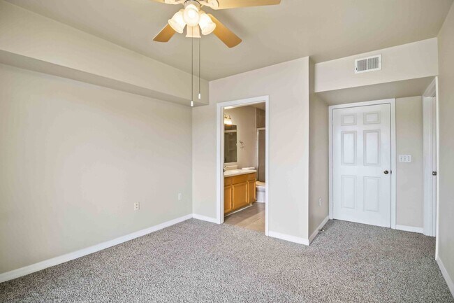 Building Photo - 1020 Villagio Cir