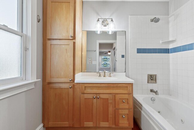 Building Photo - 313 St George St