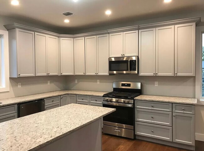 Building Photo - 35 Androvette Ave