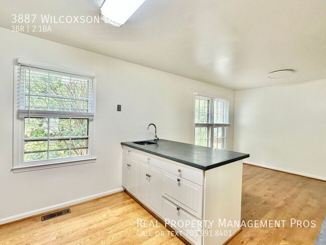 Building Photo - Gorgeous End Unit in Fairfax City!